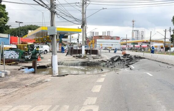 Avenida Eliseu de Almeida, no Butantã, após incidente em obra da Sabesp