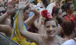 Atos considerados por muitos como parte da festa como passar a mão no corpo de alguém ou roubar um beijo hoje são tipificados como crime de importunação sexual
