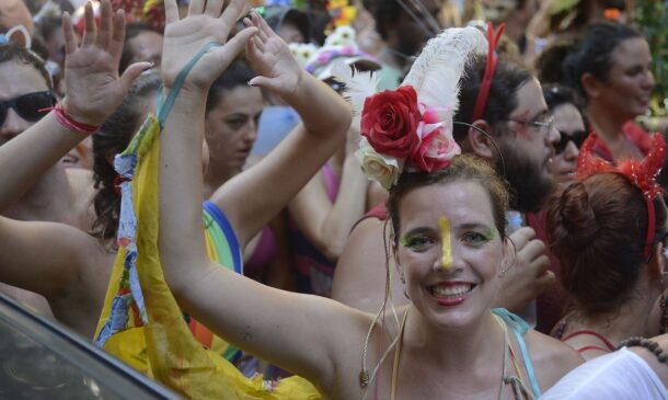Atos considerados por muitos como parte da festa como passar a mão no corpo de alguém ou roubar um beijo hoje são tipificados como crime de importunação sexual