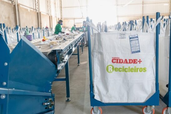 O objetivo do programa é de selecionar novos municípios brasileiros interessados em integrar ao "Programa Recicleiros Cidades"