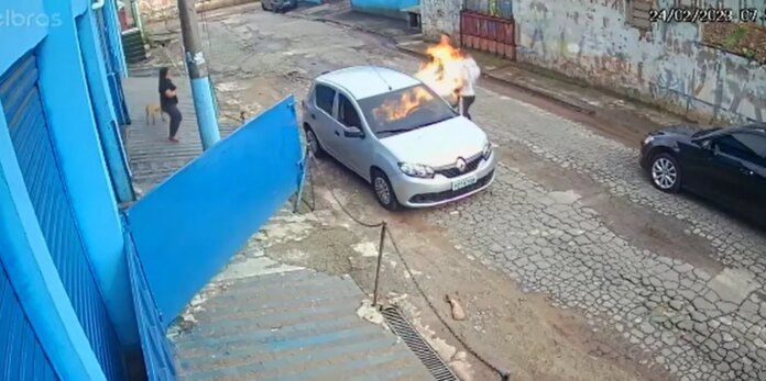 Celso jogou um líquido inflamável em Fabrício e ateou fogo. A vítima ainda saiu do carro, com o corpo em chamas, tentando pedir ajuda. O soldador fugiu sem prestar socorro