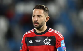 Everton Ribeiro entra na mira do Corinthians