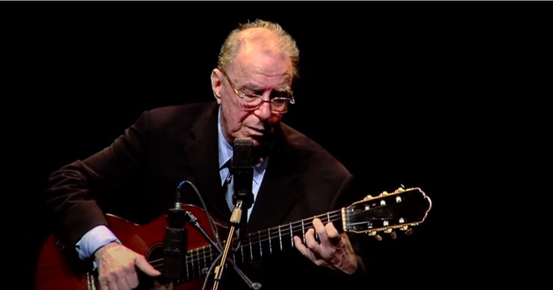 João Gilberto durante execução de Bahia com H, de Denis Brean