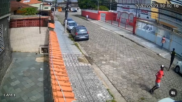 Qualquer informação anônima sobre os homens que aparecem nas imagens pode ser feita pelo Disque-Denúncia 181
