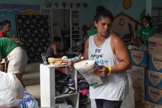 Voluntários trabalham na Vila Sahy, em São Sebastião