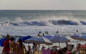 Com um visual mais limpo, as praias de Camburi e Camburizinho reuniram mais banhistas no sábado. 