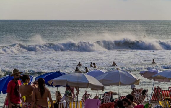 Com um visual mais limpo, as praias de Camburi e Camburizinho reuniram mais banhistas no sábado.
