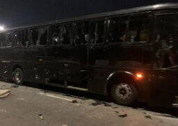 Ônibus com torcedores do Corinthians destruído após briga com palmeirenses