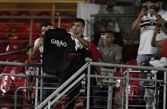 Na comemoração, o atacante tratou de prestar uma homenagem ao maior incentivador da carreira: "Gibão", o pai