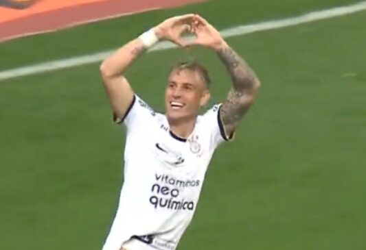 Róger Guedes comemora um de seus gols contra o Mirassol