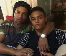 O presidente do Barcelona, Joan Laporta, confirmou, na manhã desta quinta-feira, o acerto com o atacante João Mendes, filho de Ronaldinho Gaúcho