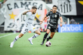 Lucas Lima e Giuliano disputam lance no jogo entre Santos e Corinthians