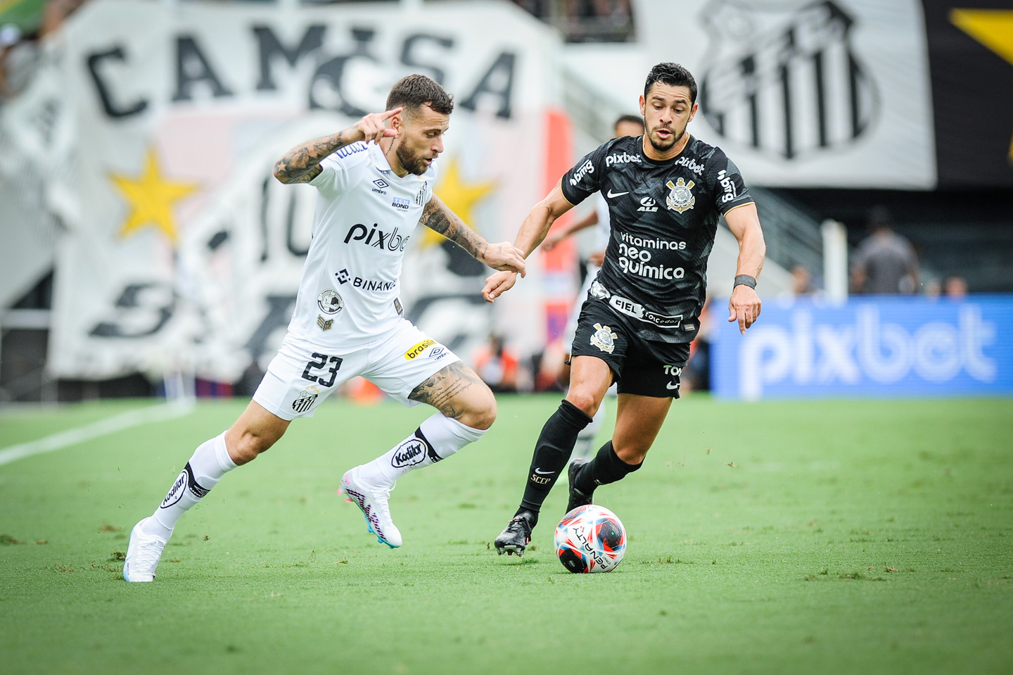Lucas Lima e Giuliano disputam lance no jogo entre Santos e Corinthians