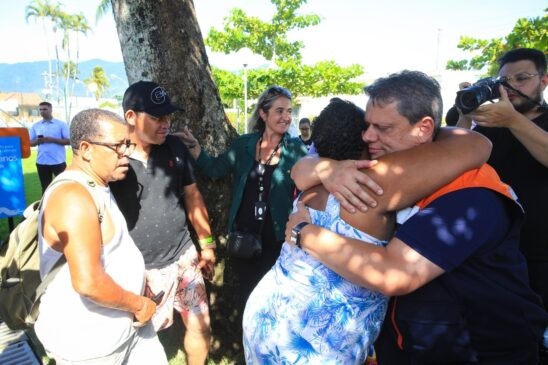 Tarcísio visita pessoas afetadas pelas fortes chuvas em São Sebastião