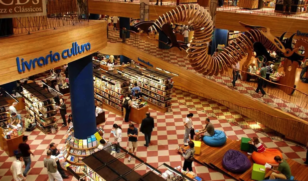 Entre as casas que foram buscar exemplares na livraria estão a JBC e a Companhia das Letras, que tinha um caminhão estacionado próximo.