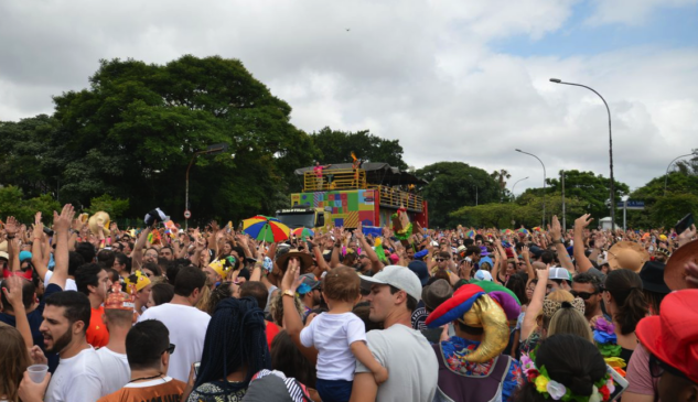 Foliões sem camisa ou de biquíni podem ter problemas na ida para os blocos de Carnaval se forem usar as linhas 4-amarela, 5-lilás, 8-diamante e 9-esmeralda de metrô e trem