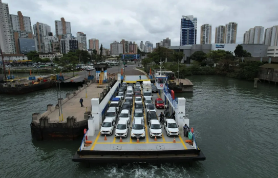 Cerca de 35 mil veículos passam diariamente na travessia de balsas entre Santos-Guarujá