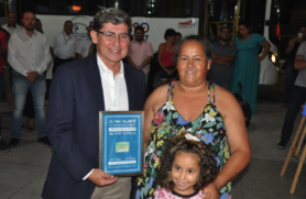 O prefeito Dr. Cássio junto a uma passageira com o último bilhete pago de transporte na cidade