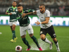 Zé Rafael e Renato Augusto disputam jogada durante dérbi na Neo Química Arena