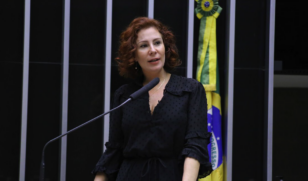 A parlamentar sacou e apontou uma pistola 9mm para um homem no ano passado; ela alega legítima defesa