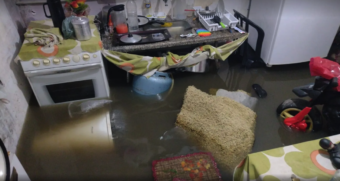 Água da chuva deixou uma casa inundada no Guarujá