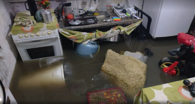 Água da chuva deixou uma casa inundada no Guarujá