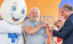 Lula é vacinado por Geraldo Alckmin