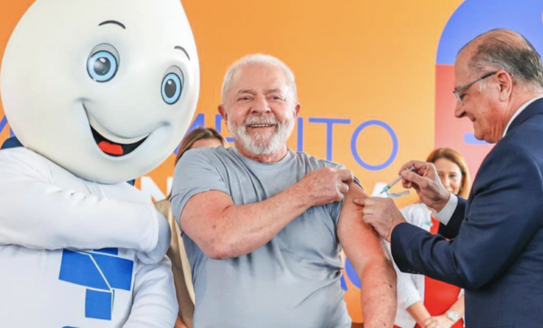 Lula é vacinado por Geraldo Alckmin
