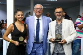 Dr. André da Sorriso entrega medalha 19 de fevereiro aos seus homenageados