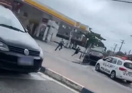A perseguição terminou quando o veículo capotou próximo a um posto de combustíveis