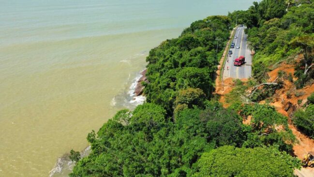 Queda de barreira em Ubatuba
