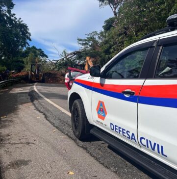 Queda de barreira em Ubatuba por causa das fortes chuvas