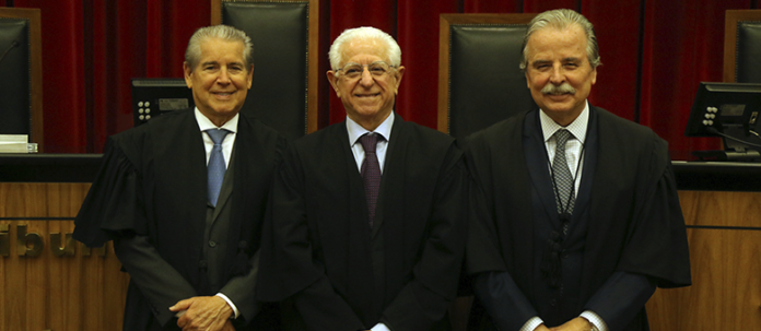 Ao centro, Sidney Beraldo, novo Presidente do Tribunal de Contas do Estado de SP