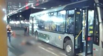A vítima foi retirada debaixo do ônibus já sem vida.