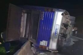 Ônibus tombado na rodovia Régis Bittencourt.