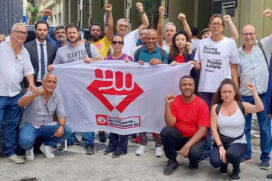 Sindicalistas após registrar boletim de ocorrência em delegacia.
