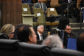 Promotor do MP-MG, André Luís Garcia de Pinho (ao centro) assiste à sessão de julgamento do Tribunal de Justiça