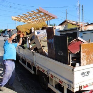 Na manhã desta segunda-feira (20) foram iniciados os trabalhos do mutirão de limpeza e recolhimento de materiais nos bairros Jardim Vante, Altos do Jequitibá, Vista Alegre, Olívio Barbosa e adjacências