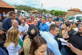 A entrega dos títulos de regularização fundiária ocorreu por meio do programa "Cidade Legal"