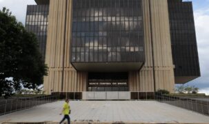 Para 2025, a expectativa para o Produto Interno Bruto (PIB - a soma dos bens e serviços produzidos no país) - é de crescimento de 2%, a mesma projeção para 2026.