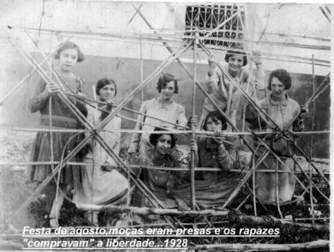 Imagem ilustra esta matéria mostra como era desenvolvida a brincadeira da "Prisão das Moças", em 1928, na pequena, pacata e romântica cidade de Porto Feliz