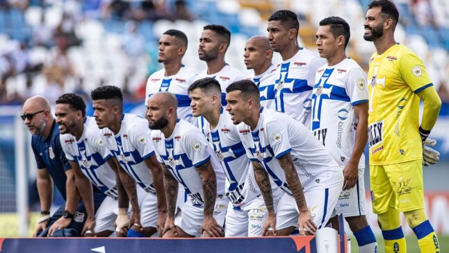 O técnico Thiago Carpini está preocupado com o elenco que terá em mãos para os duelos decisivos, que acontecem nos dias 2 e 9 de abril