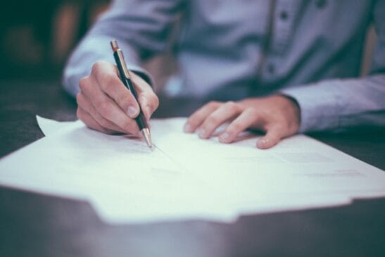 Citando as normas que regem os processos licitatórios como exemplo, é salutar lembrar que o gestor público deve fazer publicar os avisos que noticiam as aberturas de processos para realização das compras públicas