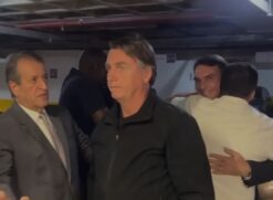 Bolsonaro chega ao Brasil.