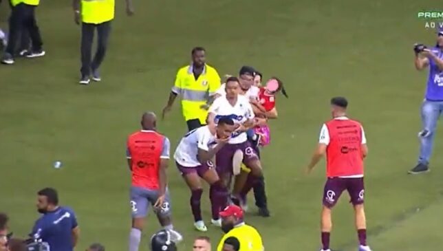 Torcedor invade gramado e agride jogador pelo Gauchão com criança no colo