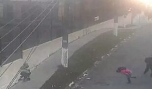 O adolescente Vinicius, de 15 anos (de camisa lilás) foi baleado por um assaltante e morreu na esquina da escola