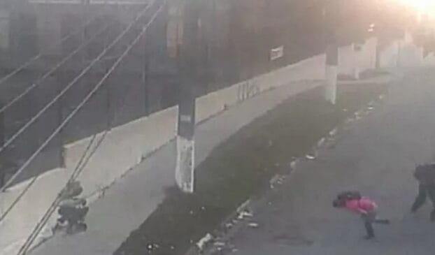 O adolescente Vinicius, de 15 anos (de camisa lilás) foi baleado por um assaltante e morreu na esquina da escola