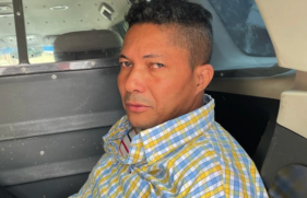 O suspeito teria golpeado a enfermeira com oito facadas; o marido da vítima também ficou gravemente ferido