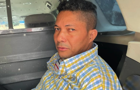 O suspeito teria golpeado a enfermeira com oito facadas; o marido da vítima também ficou gravemente ferido