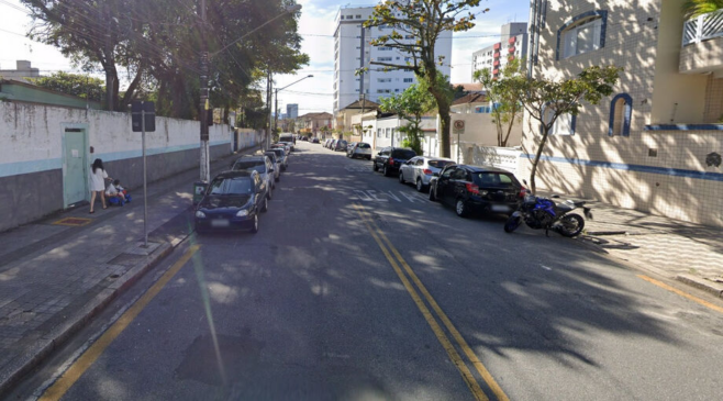 A escola está localizada na Rua Dom Pedro l, no bairro Vila Belmiro
